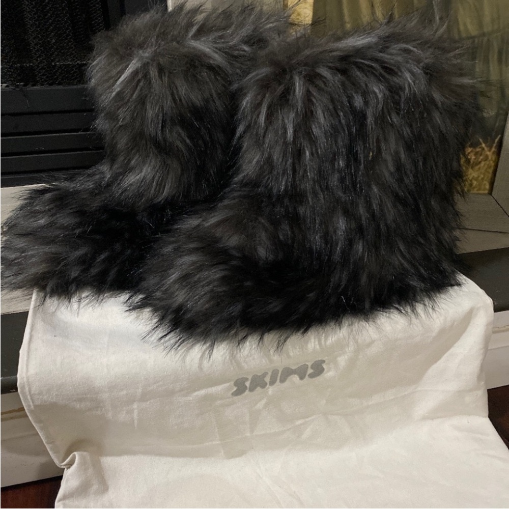 ISO Skims fur boots - Picture 1 of 2